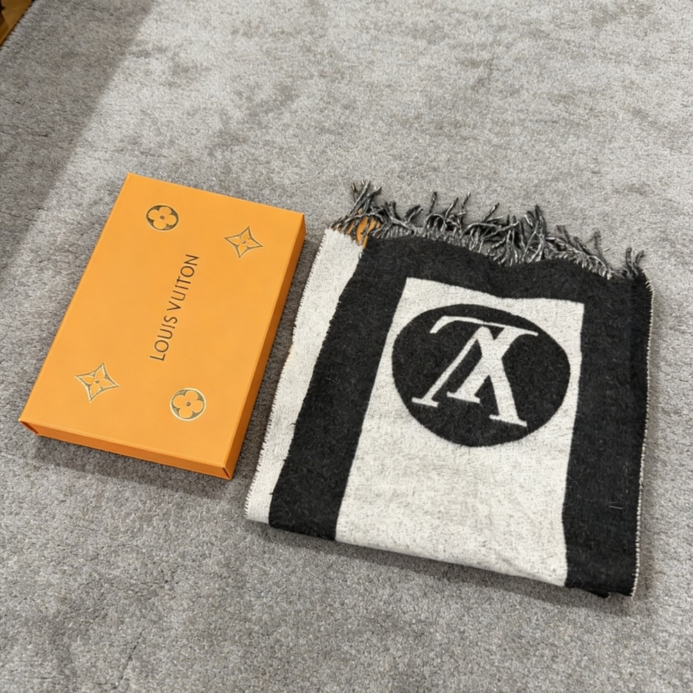 Louis Vuitton LV Medallion Scarf